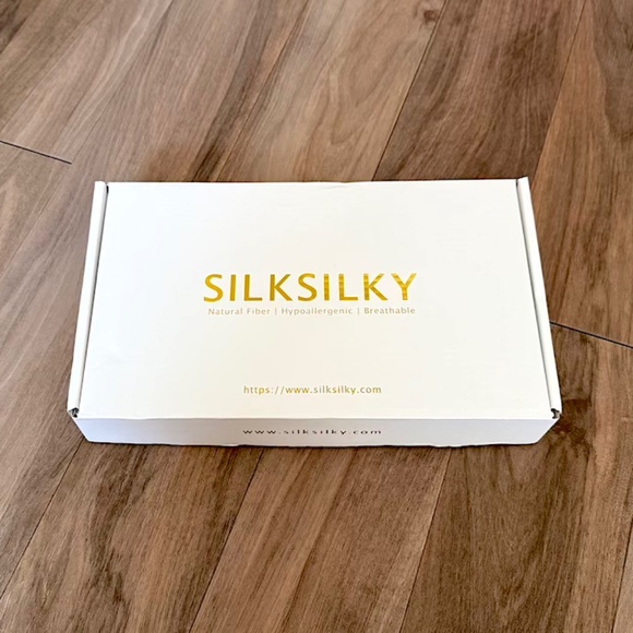 100% Silk Robe - Small (NWT - Comes w/Box) - Picture 2 of 9